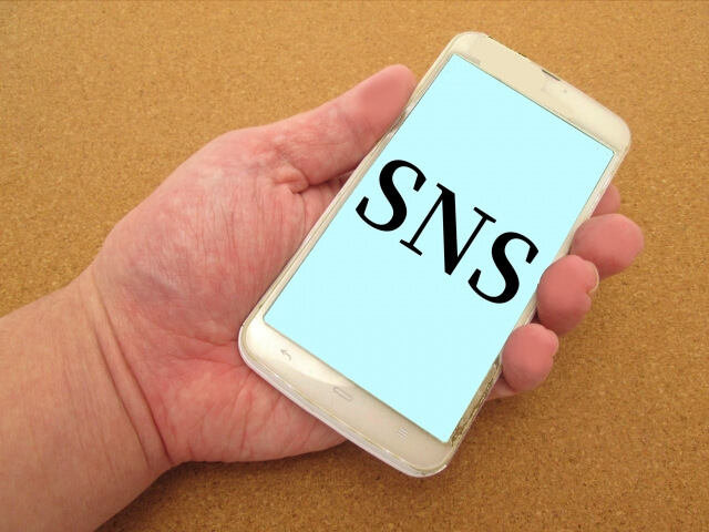 SNSと表示したスマートフォンの画面